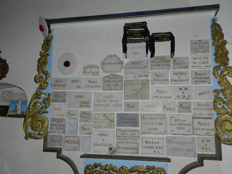 Plaques commémoratives et rubans des bachis