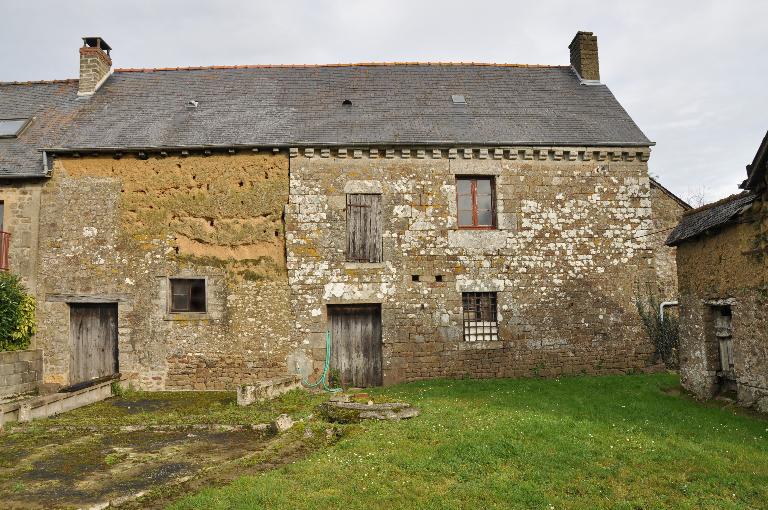 Vue d’ensemble depuis la cour – Les Marcades