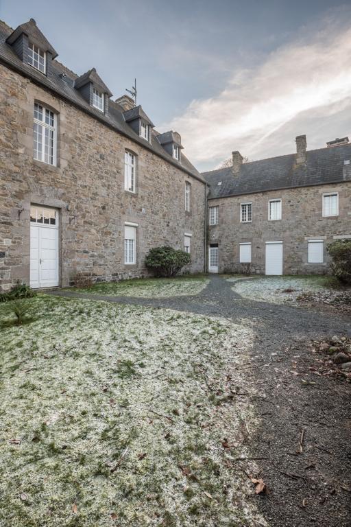 Corps principal et corps secondaire en retour d'équerre. Vue générale nord-est prise depuis la cour
