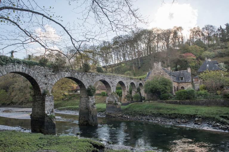 Plouguiel - Minihy-Tréguier : vue du pont aqueduc du Guindy depuis Plouguiel, élévation sud. Sur la rive côté Minihy, le moulin de l'Évêque