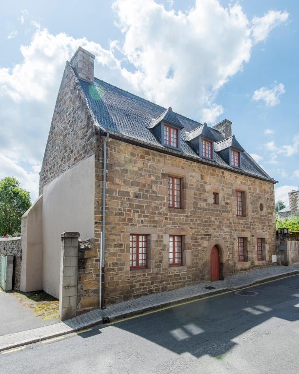 Vue générale nord-est ; 18 rue Saint-André. Demeure, 2e moitié 16e siècle. Vue générale nord-est