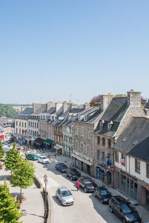 Côté sud de la place du martray. Vue générale nord-ouest