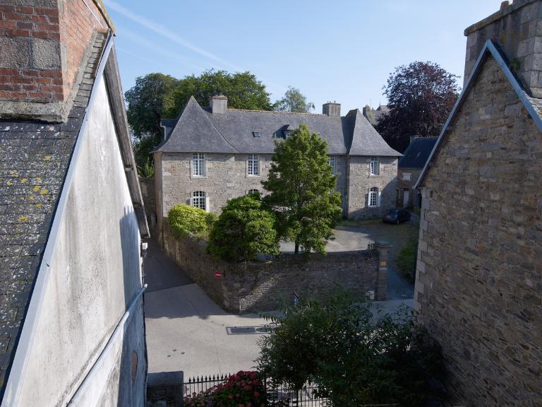 Vue générale nord ; 4 rue Saint-André. Ancienne trésorerie du chapitre, début 18e siècle. Vue générale nord