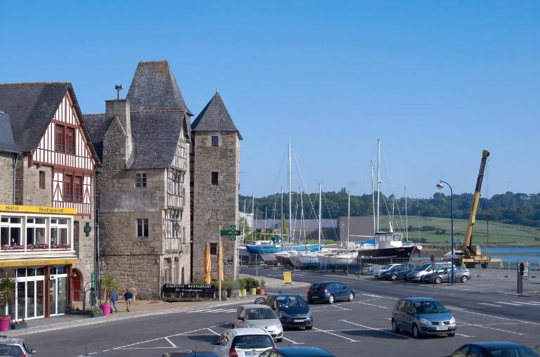 Tréguier : vue du port et de la Place Général de Gaulle. Les deux maisons situées de part et d’autre de la « Grande rue » (aujourd’hui rue Renan) et sur le quai du Jaudy sont nommées localement « porte de Tréguier »