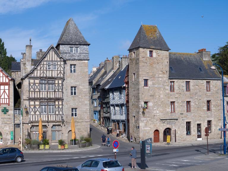 "Tréguier, quai du Jaudy (place du Général de Gaulle - rue du Port): maisons d'armateur ou de négociant à tour d'escalier surnommées "porte de Tréguier". Il s'agit également du débouché de la rue Renan, ex "Grande rue" ; Tréguier, quai du Jaudy (place du Général de Gaulle - rue du Port) : maisons d'armateur ou de négociant à tour d'escalier surnommées "porte de Tréguier". Il s'agit du débouché de la rue Renan, ex "Grande rue""