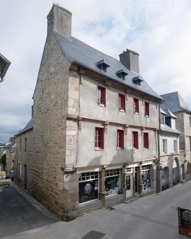 Tréguier, 26 rue Colvestre : maison à pan de bois, élévation sud sur rue