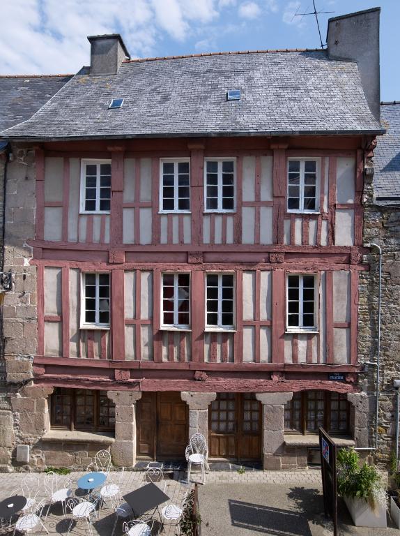 15 rue Colvestre : maison à pan de bois rouge, élévation sur rue orientée vers le nord