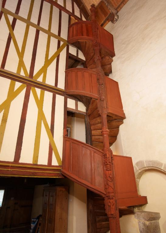 Hall central. Escalier en vis autrefois à pondalez calé dans l'angle sud-est du hall, cloison en pan de bois et hourdis de terre isolant les chambres du hall central. Vue générale