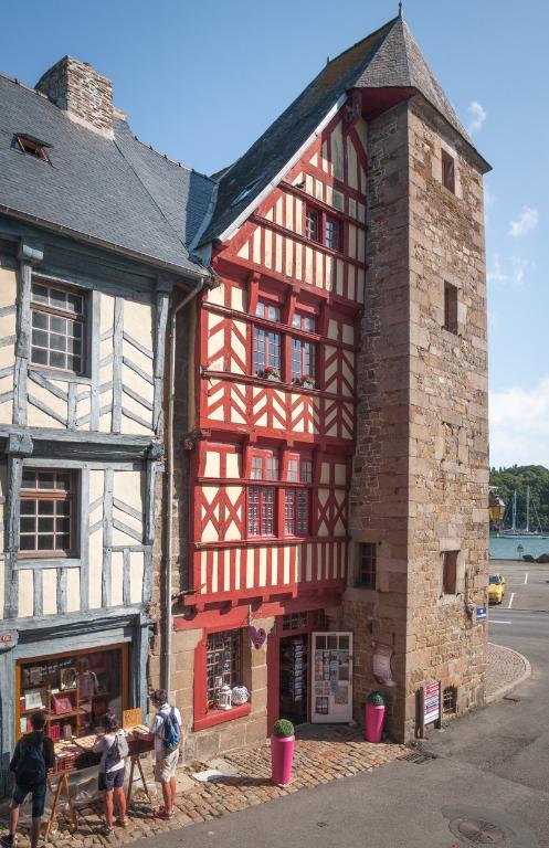 Tréguier, rue Renan - quais du Jaudy (8 rue du Port) : maison d'armateur ou de négociant, élévation sud en pan de bois et tour d'escalier ; 67 rue Renan. Maison d'armateur du 16e siècle avec tour d'escalier du début du 17e siècle. Vue générale sud-ouest