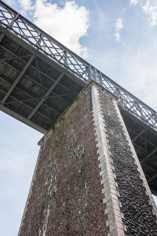 Détail d'une pile soutenant le tablier métallique