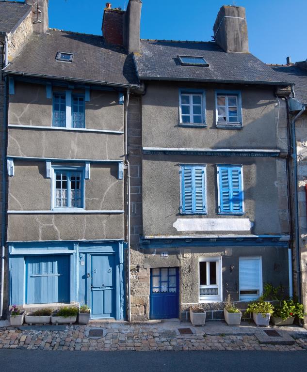 façade sud sur rue ; 57 et 59 rue Renan. Maisons du 16e siècle. Façades sud
