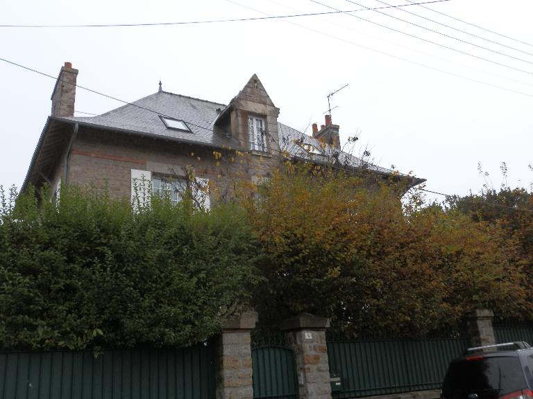 Façade sur rue avec le jardin clos