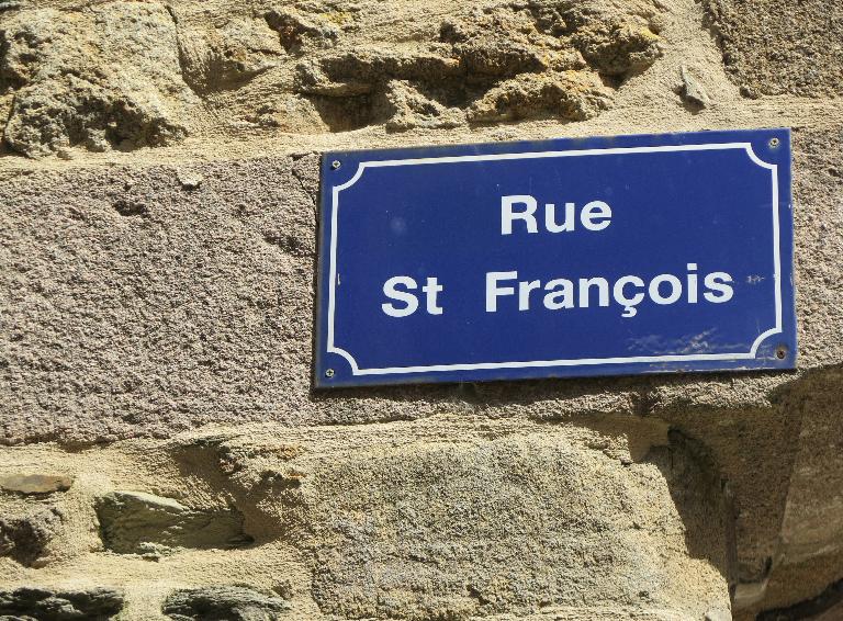 Tréguier : rue Saint-François, détail de la plaque de rue