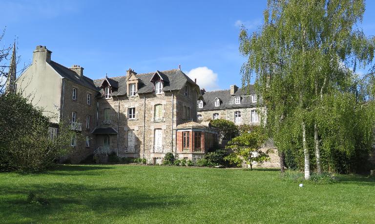 Tréguier, 8 rue Lamennais : maison, élévation nord sur jardin. L'aile nord a été construite en 1904 pour Jules Guillerm, maire de Tréguier