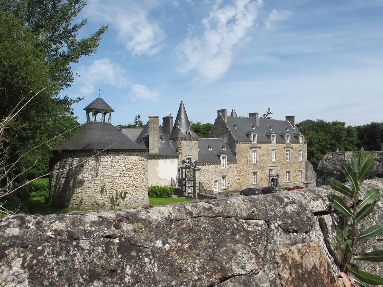 Le colombier dans le grand jardin ouest et le logis seigneurial