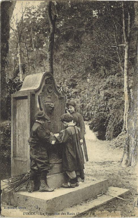 La Fontaine des eaux (Source), carte postale vers 1900, photographie J. Rouxel, Dinan. Coll Bibliothèque municipale de Dinan