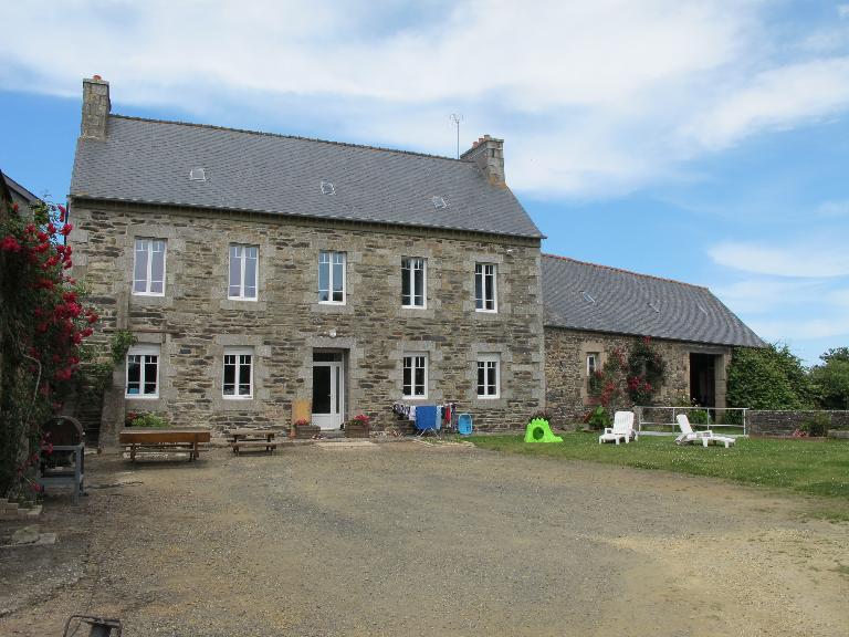 Kerambellec. Logis de ferme reconstruit en 1875 à l'emplacement d'un édifice plus ancien. Vue générale sud