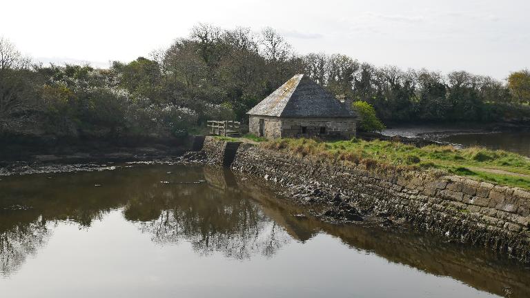 Vue du moulin depuis les rives de l'étang.