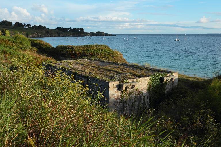 Locmaria, Grands Sables, batterie de La Ferrière, corps de garde crénelé, angle sud-est. 
