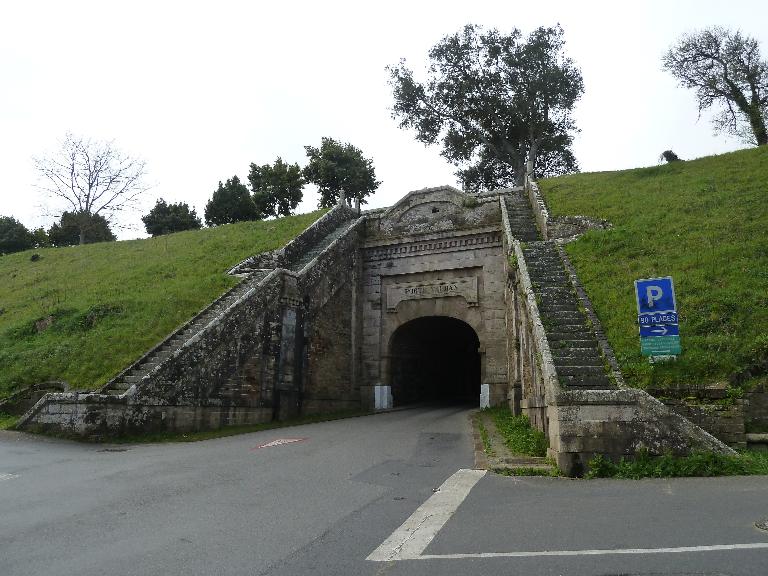 Le Palais, enceinte urbaine, porte Vauban, côté ville.  ; Le Palais, enceinte urbaine, courtine 20-21, porte Vauban côté ville. 