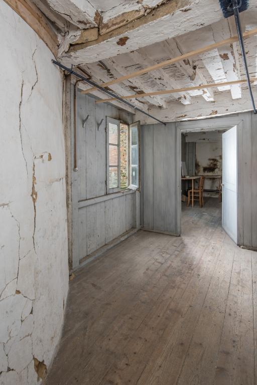 Logement secondaire construit au sud, en retour d'équerre de la maison principale. Enfilade des deux pièces du premier étage.