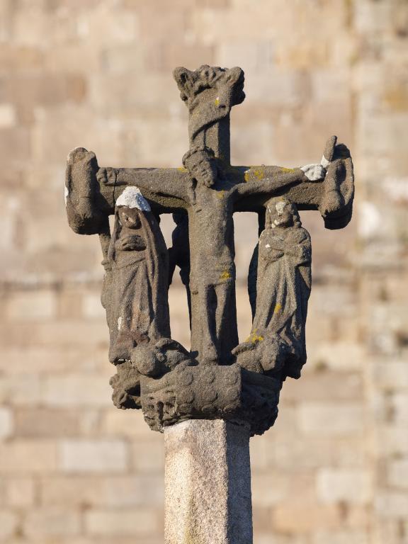 Minihy-Tréguier : croix de cimetière, détail de la face ouest, Christ en croix