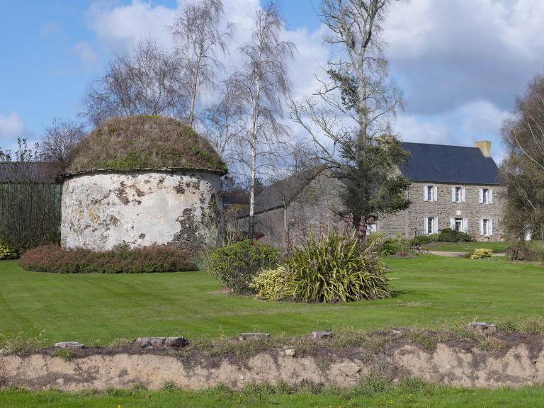 Minihy-Tréguier : colombier de Kermartin, vue générale depuis le sud-est. En arrière-plan à droite, le logis de ferme construit en 1834
