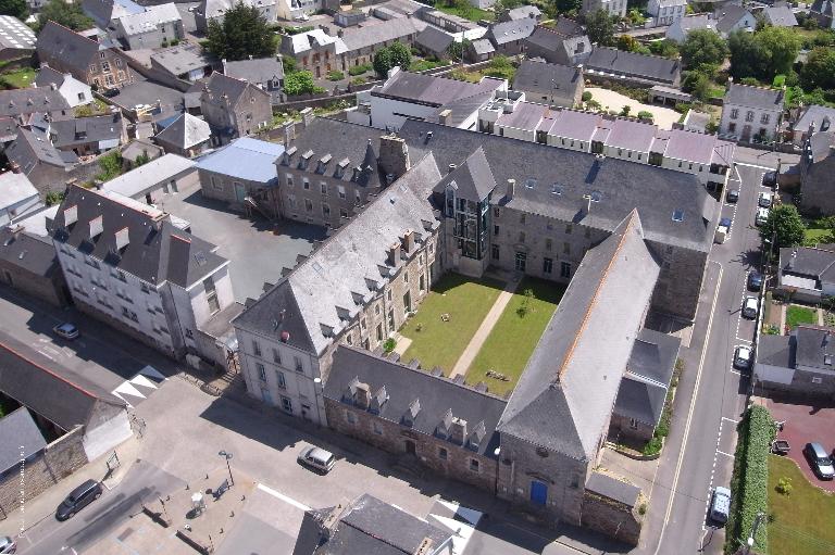 Couvent des Paulines puis des Ursulines, actuellement lycée Joseph Savina, rue Gambetta (Tréguier)