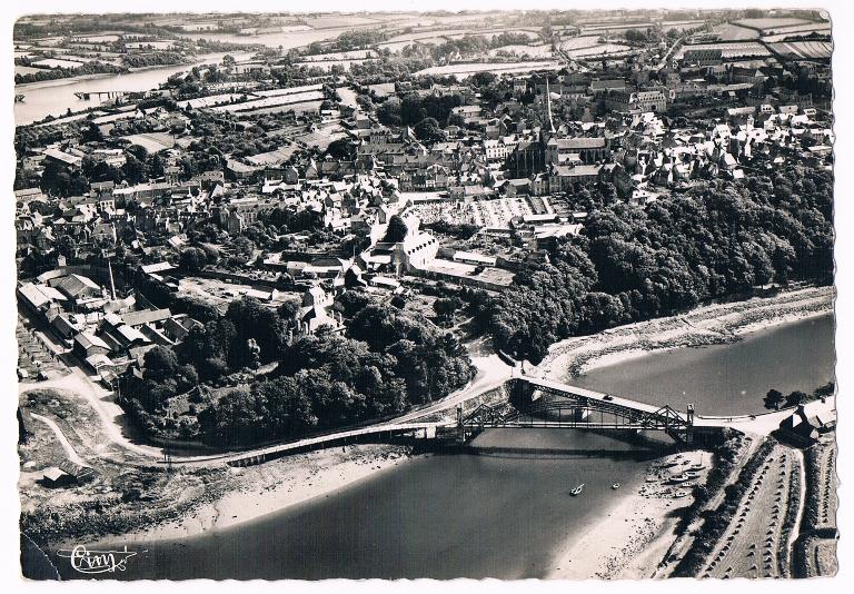 Tréguier : les Ponts noirs, pont routier et pont ferroviaire de la ligne Tréguier - Perros-Guirec, vue aérienne oblique, carte postale (collection particulière)