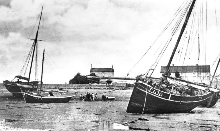 Au 1er plan la “Maryvonnic”, gabarre T 410 et à gauche “Notre dame de Bon secours” T 425, de la Sté d’Electro-chimie, commandée par Pierre-Marie Le Bideau (carte postale)