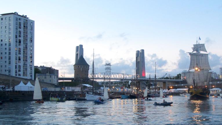 Fêtes maritimes de Brest 2016, port de Penfeld, vue générale avant sortie pour la parade nocturne