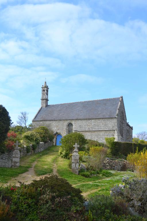 Vue générale sud, la chapelle dans son environnement. (2018)