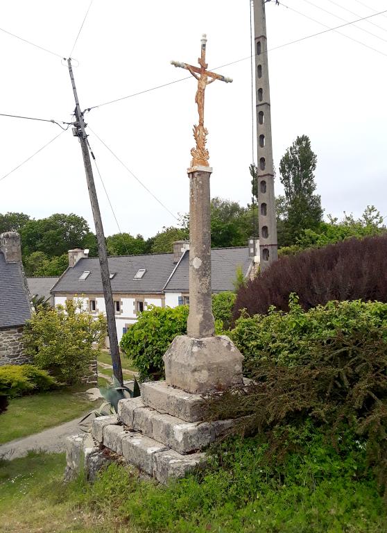 Vue générale prise du sud-est. (2018) ; Croix dite "de Lannoan", vue prise du sud-est. (2018)