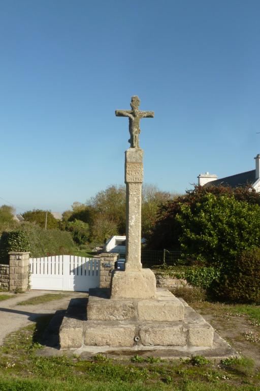 Croix monumentale, Landrer (Plogoff) ; Chapelle Saint-André, Landrer (Plogoff)