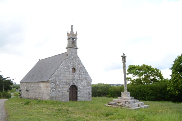 Vue générale ouest, chapelle et croix monumentale. (2018)