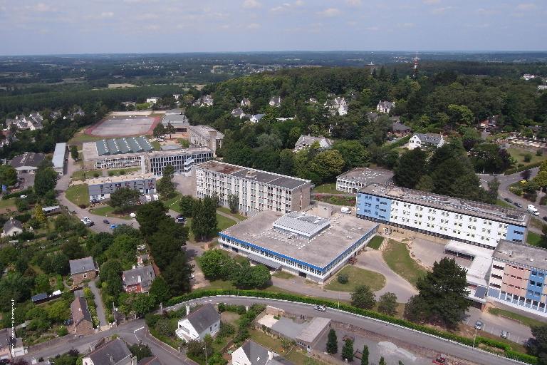 Vue aérienne du lycée. Au centre, le restaurant scolaire et l'externat F. A droite, le collège et l'internat (G). A l'arrière plan, les autres bâtiments du lycée et le plateau sportif.