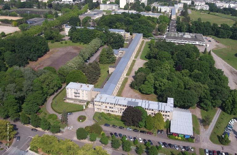 Vue aérienne oblique 2010. Au premier plan,  les bâtiments qui composent la façade et l'externat de 200 m. Au deuxième, à droite, le réfectoire. Au l'arrière plan, les autres bâtiments. Le parc se dévoile à peine.