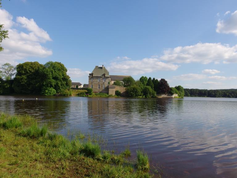 Abbaye de chanoines réguliers de Saint Augustin, actuellement église paroissiale Notre Dame, presbytère et mairie (Paimpont)