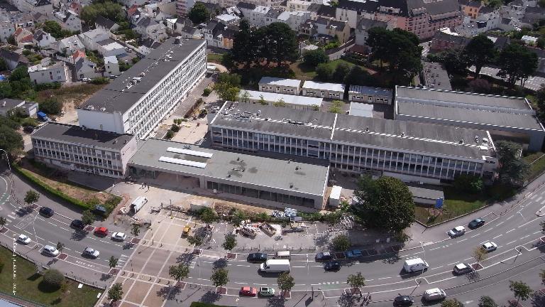 Vue aérienne d'ensemble du lycée prise en phase d'achèvement des travaux de restructuration complète, en 2010. Le nouveau bâtiment (G) au premier plan, n'a pas encore sont toit végétalisé. La sculpture Béton de Guy-Charles Revol n'a pas encore retrouvé sa place, à l'entrée de l'établissement.