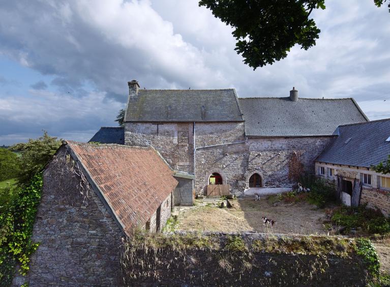 Minihy-Tréguier : manoir de Traou Martin (logis et dépendances), élévation nord, vue générale. C'est au nord qu'avait été aménagée l'entrée monumentale composée d'une porte charretière
