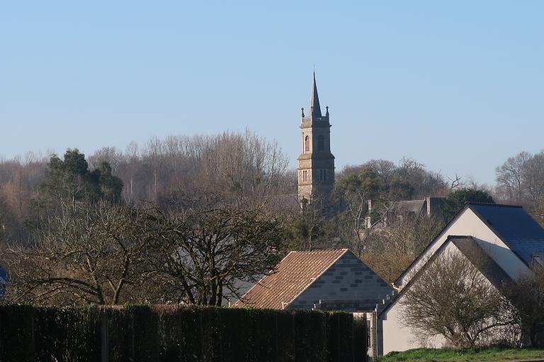 L'église dans le paysage du bourg de Languenan