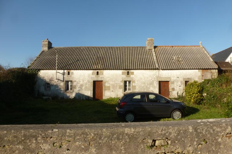 Elévation antérieure de l'alignement principal : logis daté 1847 et crèche accolée. (2019) { ; Ferme 3, élévation antérieure du logis daté 1847 et de l'écurie.