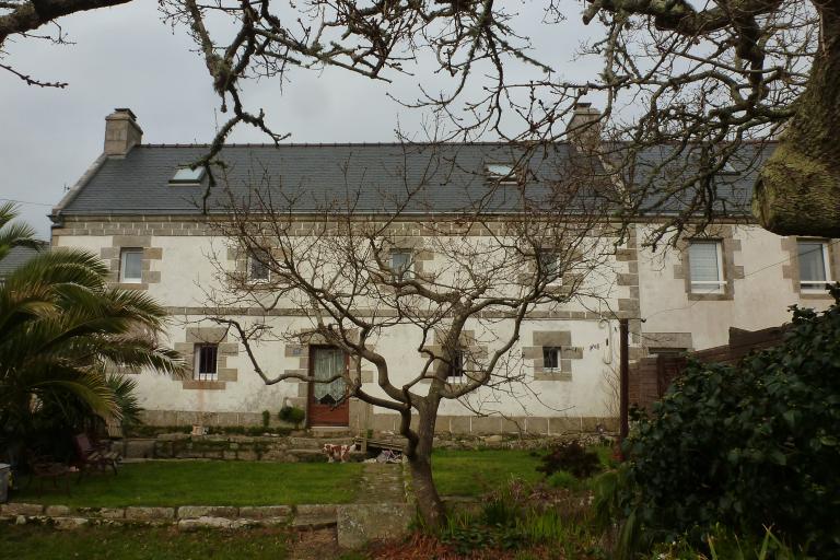 Ferme 5, élévation antérieure du logis daté 1772 (linteau intérieur) et de l'écurie datée 1840. ; Alignement principal : élévation antérieure du logis. (2019)
