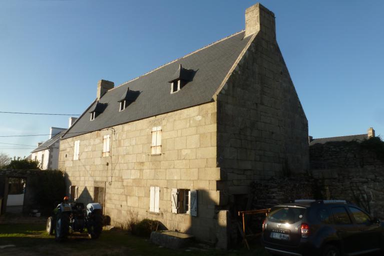 "Maison de prêtre dite ""Ti Bras"" datée 1661, élévation antérieure du logis. ; Elévation antérieure du logis daté 1661 et de l'écurie aujourd'hui disparue. (2019)"