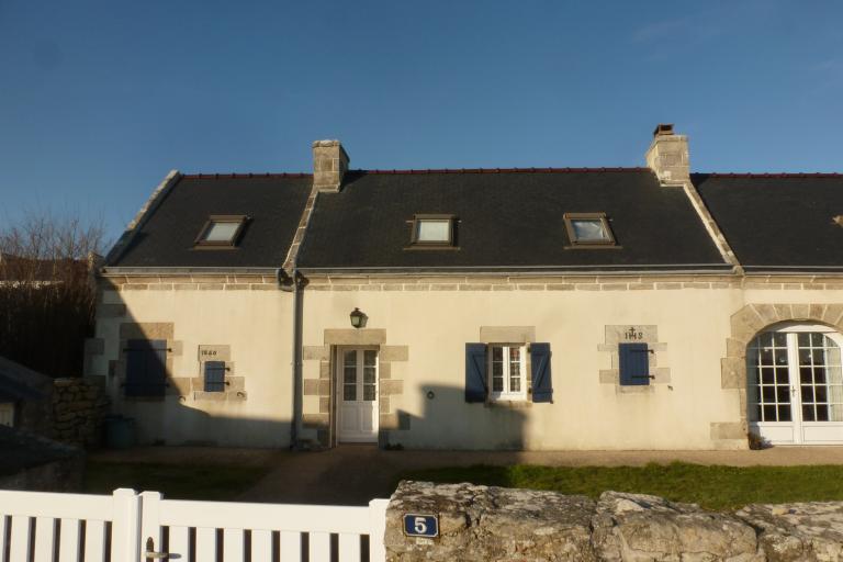 Maison 1, élévation antérieure du logis daté 1841 et d'une crèche accolée. ; Elévation antérieure de l'alignement principal, logis, écurie datée 1840 et grange. (2019)
