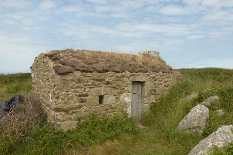 Vue générale prise du sud-ouest. (2019) ; Four à pain isolé à l'ouest du village, vue sud-ouest.
