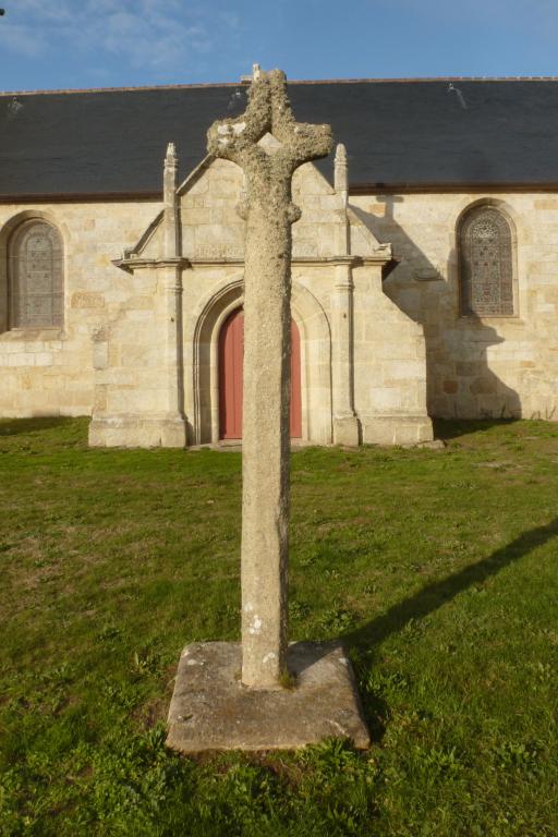 Vue générale prise du sud. (2019) ; Croix monumentale dans l'enclos de l'église, vue générale prise du sud. (2019)