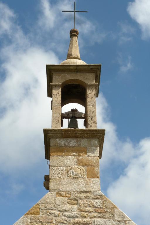 Clocher, côté ouest, détail de l'inscription M : A . LIGAVAN M C R. (2019) ; Chapelle Notre-Dame de Bon-Voyage, détail du clocher, côté ouest.