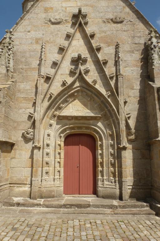 Porte ouest, vue rapprochée. (2019) ; Eglise Saint-Collodan, porte ouest, vue rapprochée