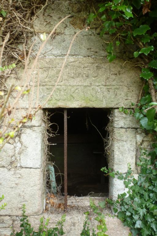 Détail du linteau de la fenêtre est et inscription : 1825 IHS YVES K(er)ISIT. (2019)
